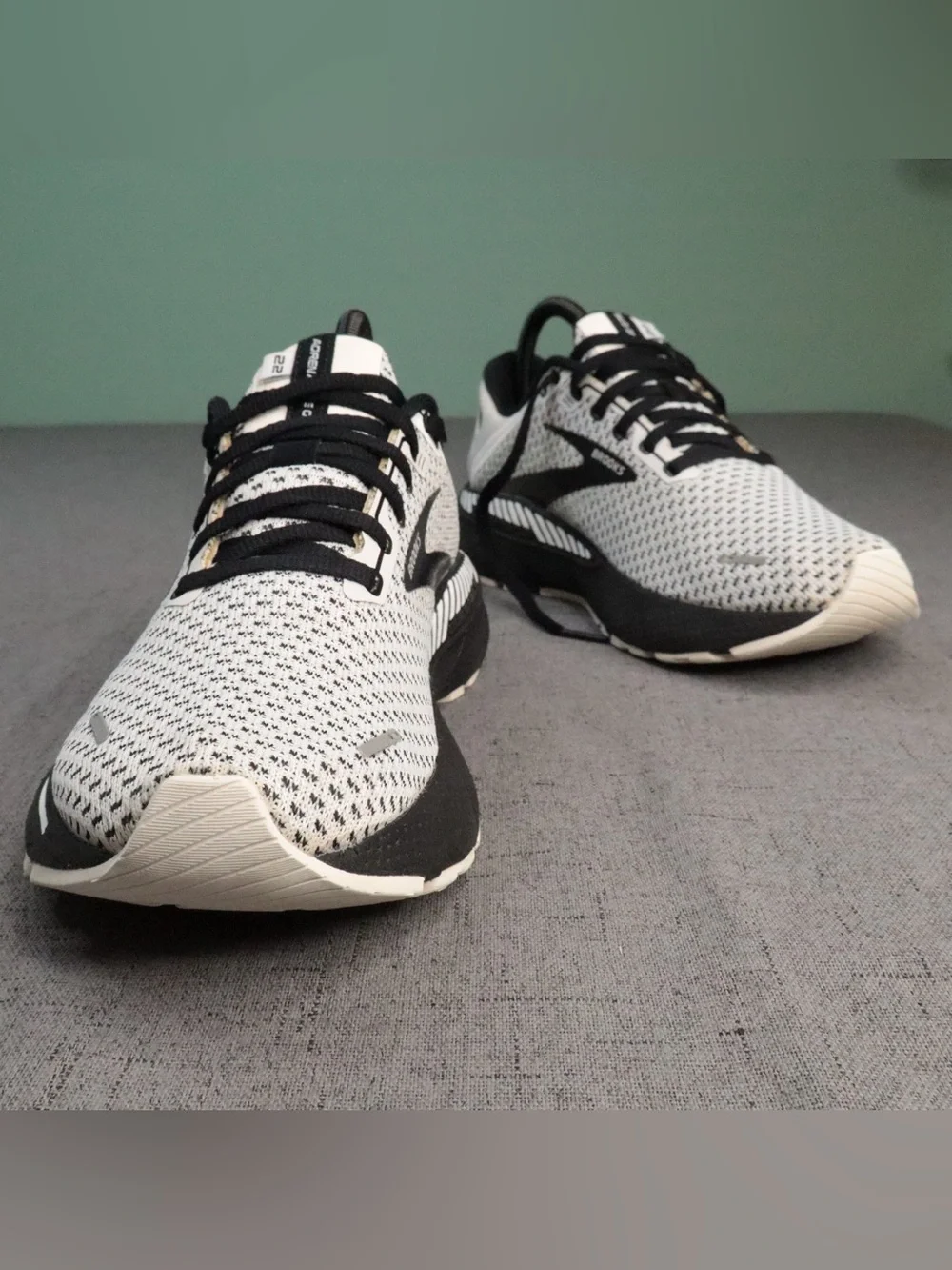 Brooks Adrenaline GTS 22 Running Shoes Women's Size 8.5 White Black Athletic